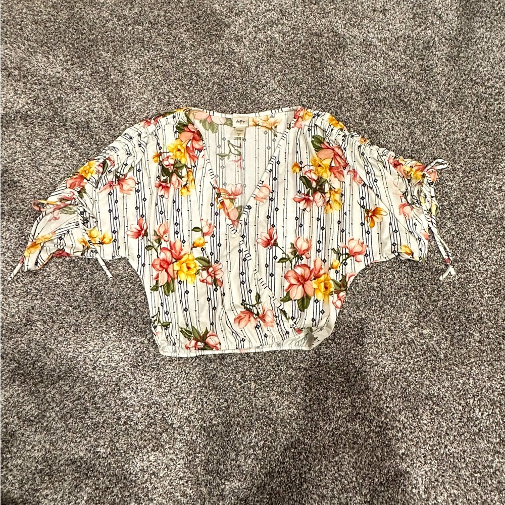 Daytrip XS women’s v neck floral  light cream base. Like new. Worn twice.